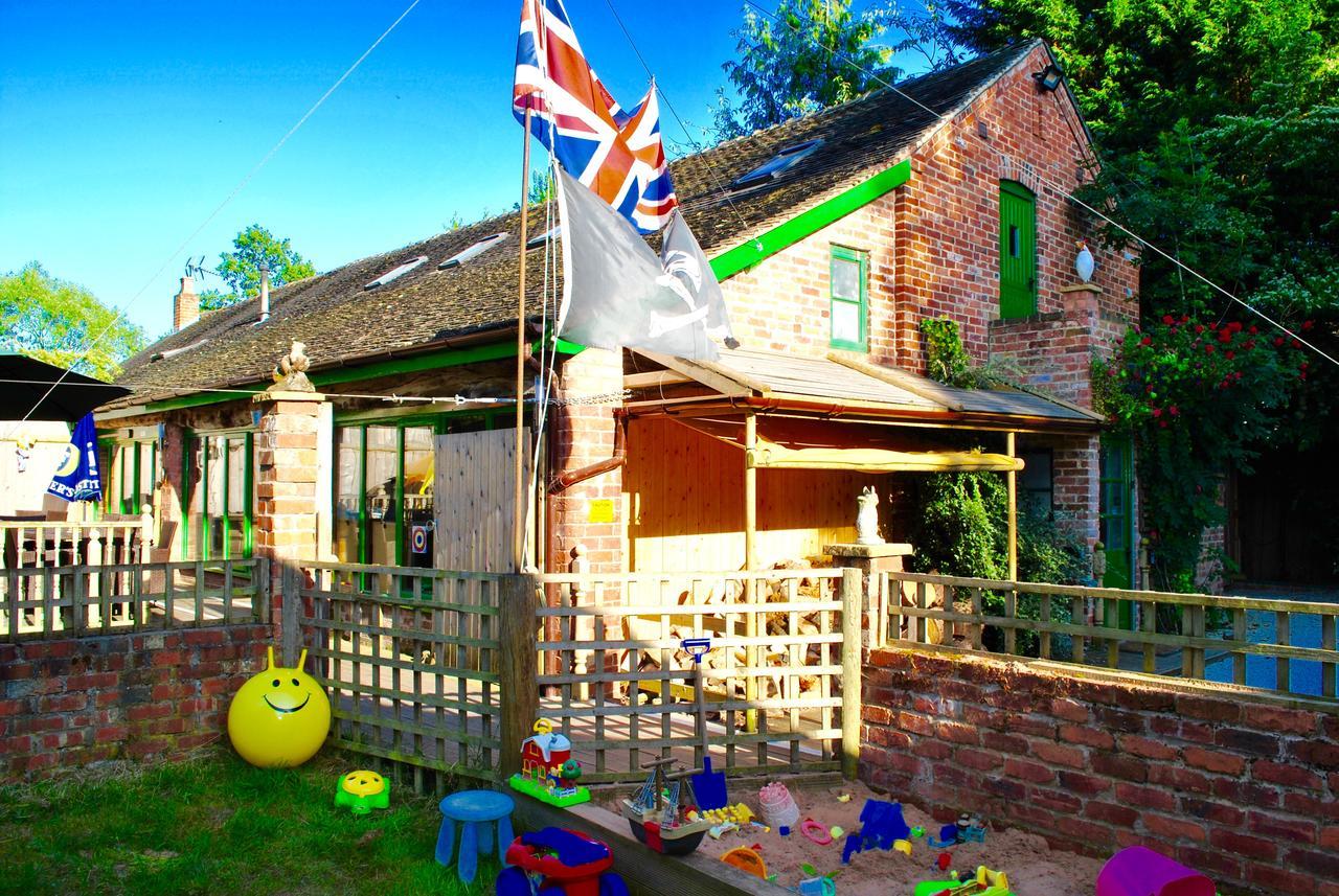 Squirrel Barn Villa Milwich Exterior photo